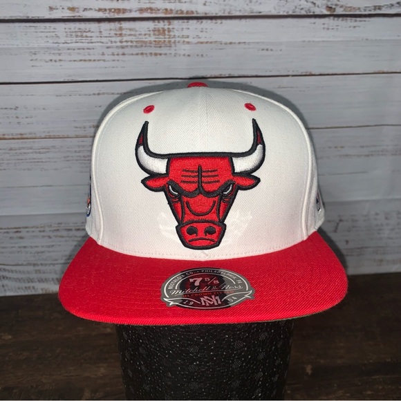 Chicago Bulls Mitchell & Ness Embroidered Fitted 7 5/8 Hat Cap - Picture 5 of 12